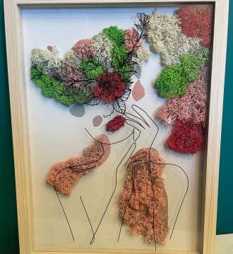 Скица на Женска Грация: Съчетание със Скандинавски Мъх