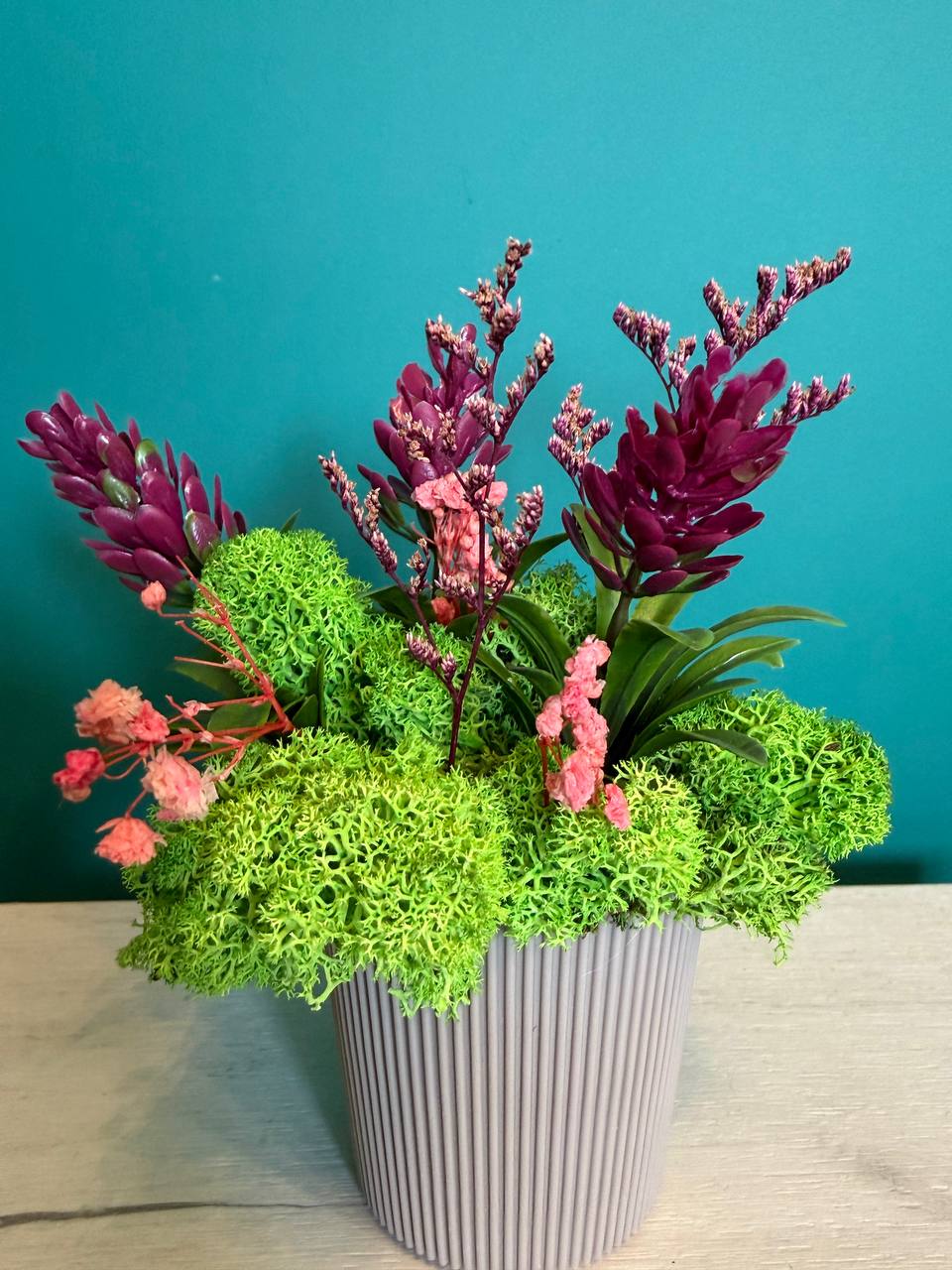 Сива оребрена кашпа „Горска феерия“ със зелен скандинавски мъх и лилави сухи цветя.