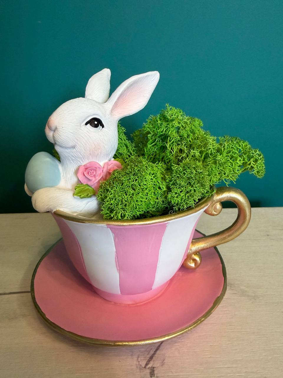 Великденско зайче в розово-бяла керамична чаша със зелен скандинавски мъх.
