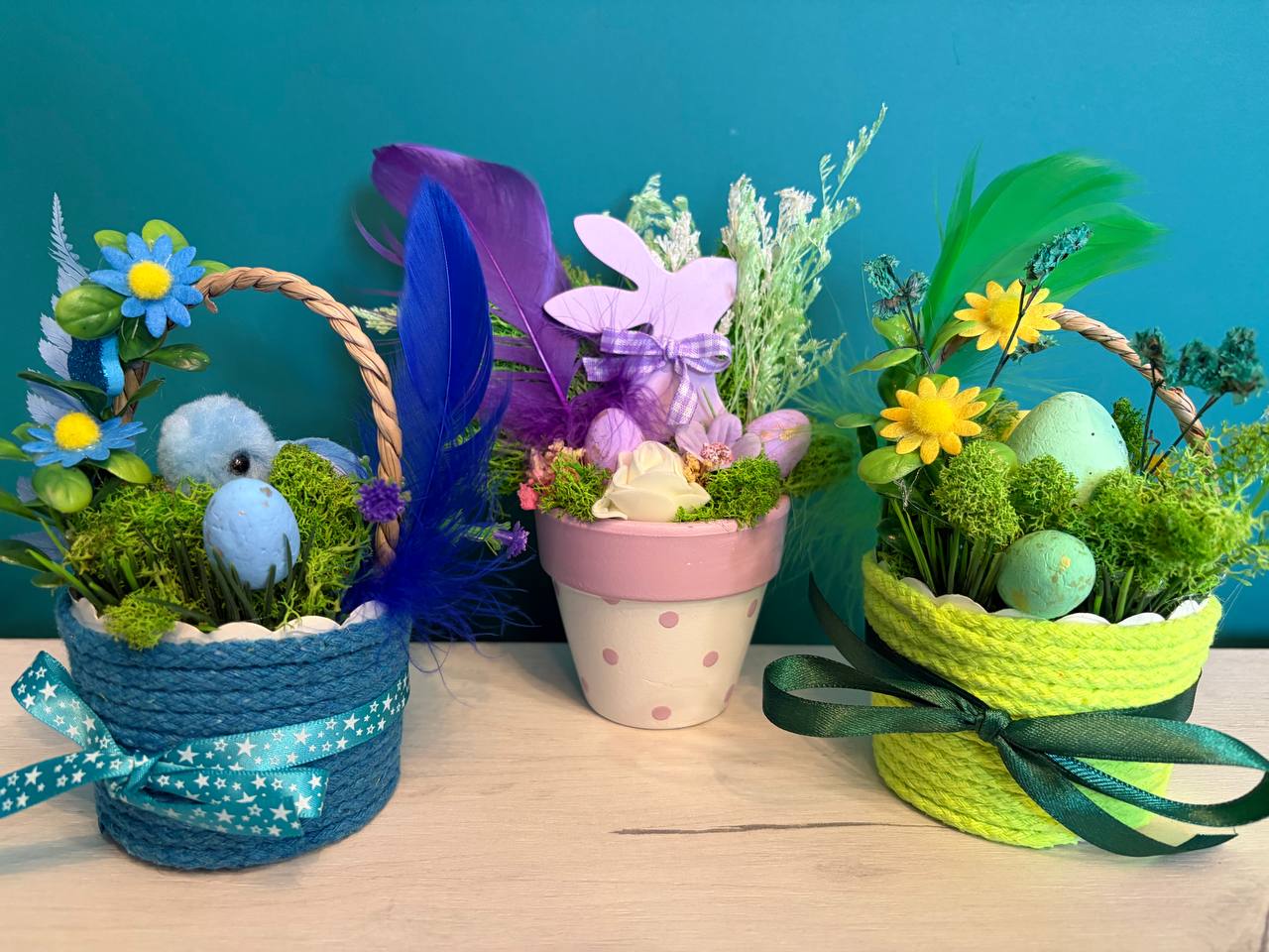 Три варианта на великденски декорации със скандинавски мъх – синя, розова и зелена.